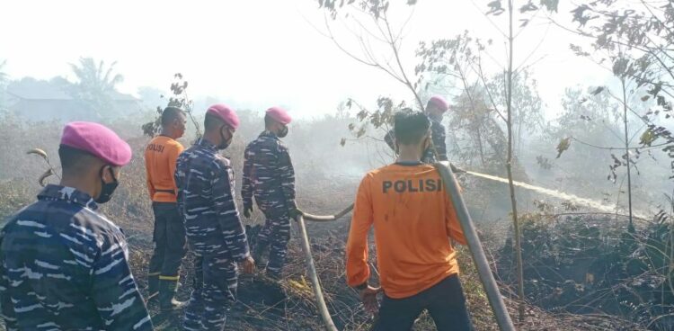 Karhutla Kembali Terjadi, Prajurit YONMARHANLAN XII Berjibaku Melakan Pemadaman