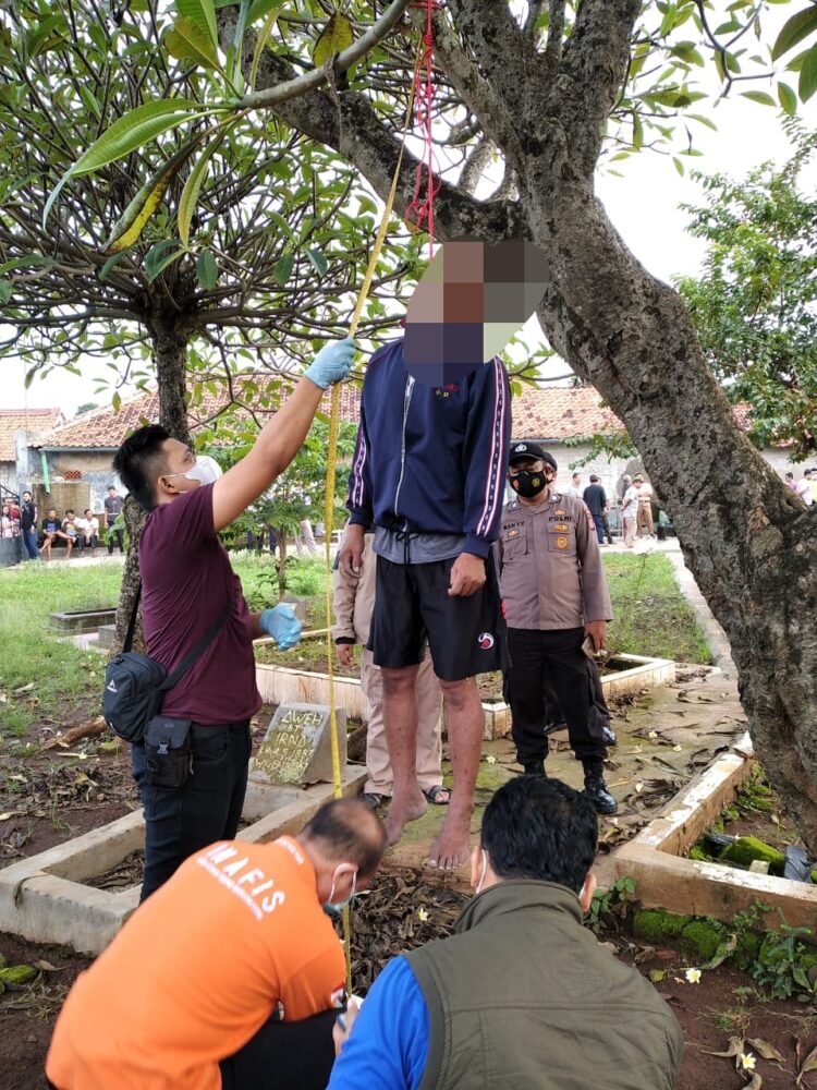 Akibat Depresi Orang Gantung Diri Di Lokasi Makam
