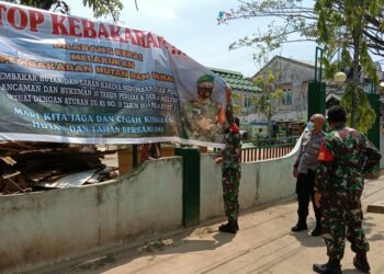 Musim Kemarau, Kanit Binmas Polsek Pontianak Timur Pasang Spanduk Cegah Pembakaran Hutan Dan Lahan