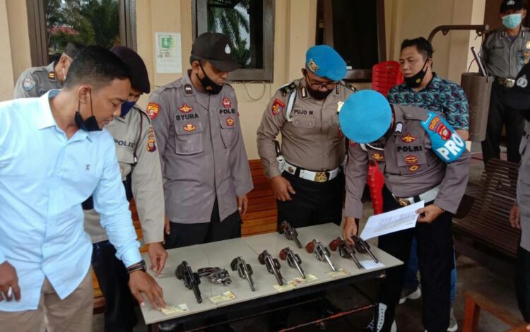 Tingkatkan Kewaspadaan Terhadap Anggota, Kanit Provost Polsek Pontianak Timur Periksa Senpi Serta Kelengkapan Anggota