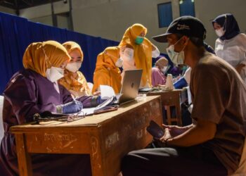 Bupati Purwakarta Tinjau Vaksinasi Tahap Dua untuk ASN