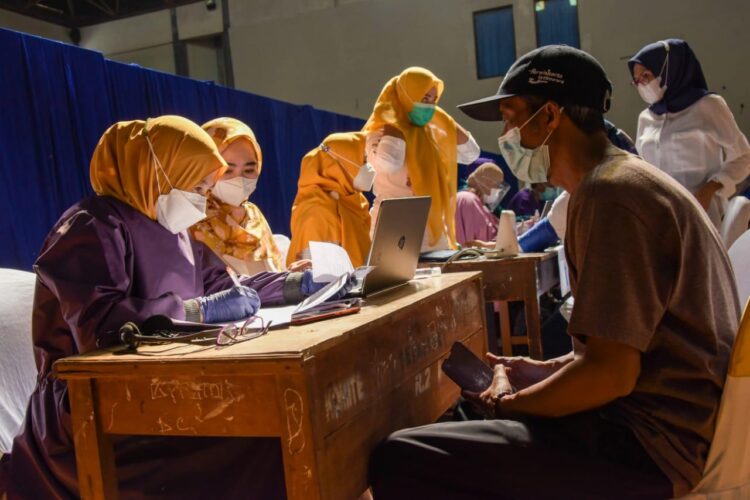 Bupati Purwakarta Tinjau Vaksinasi Tahap Dua untuk ASN