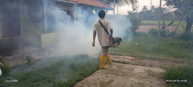 Giat Penyemprotan Mencegah Wabah Cikunguyah Di Wilayah RW 01 Nagri Tengah