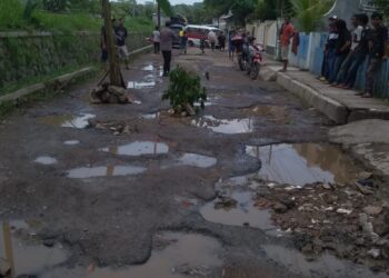 Cepat Tanggap Pihak Dinas Terkait Binamarga Turun Kelokasi Jalan Yang Rusak sempat Ditutup Warga