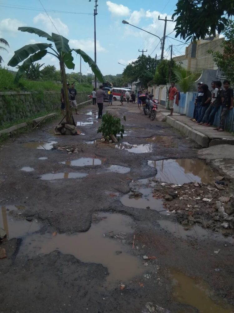 Cepat Tanggap Pihak Dinas Terkait Binamarga Turun Kelokasi Jalan Yang Rusak sempat Ditutup Warga