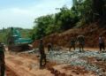SATGAS TMMD KODIM 0603/LEBAK LAKUKAN PENGERASAN JALAN SEPANJANG 6 KILOMETER