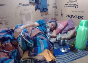 Warga Sakit Di Rumah Dinding Kardus Pemakaman Cianting Utara Diangkut Petugas