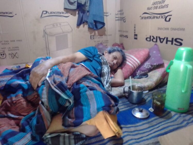 Warga Sakit Di Rumah Dinding Kardus Pemakaman Cianting Utara Diangkut Petugas