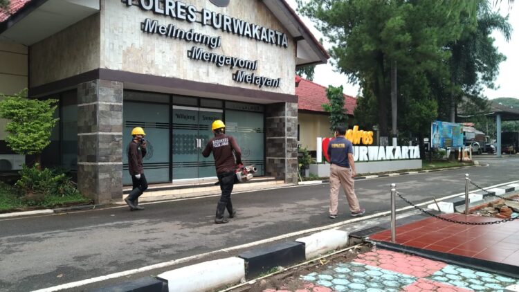 Giat Pencegahaan Wabah DBD,Kepolisian Resor Polres Purwakarta Lakukan Fogging Pengasapan