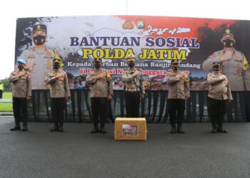 Penyerahan Bantuan Sosial Polda Jatim Kepada Korban Banjir Bandang di Propinsi Nusa Tenggara Timur