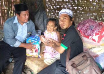 Luar Biasa.. !!! Aktivis Andi Kusmanto Beri Santunan Kepada Nenek Tua Sebatangkara