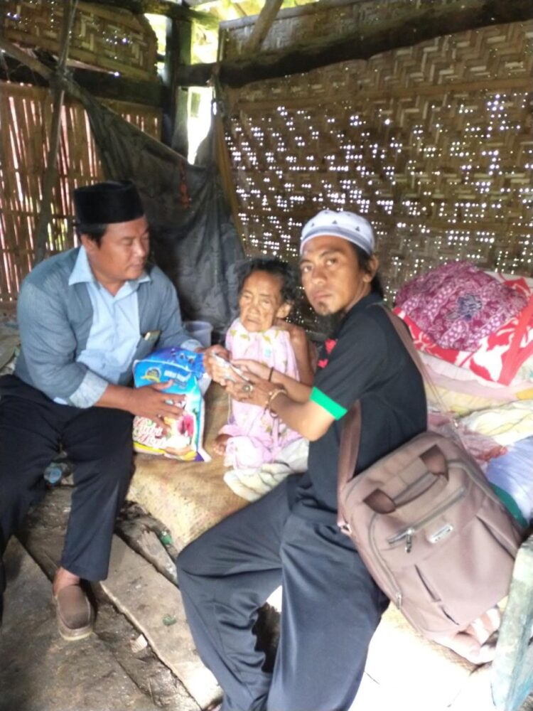 Luar Biasa.. !!! Aktivis Andi Kusmanto Beri Santunan Kepada Nenek Tua Sebatangkara