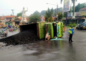 Inilah Yang Terjadi,Akibat Muatan Batu Bara Melebihi Kapasitas Seketika Terguling