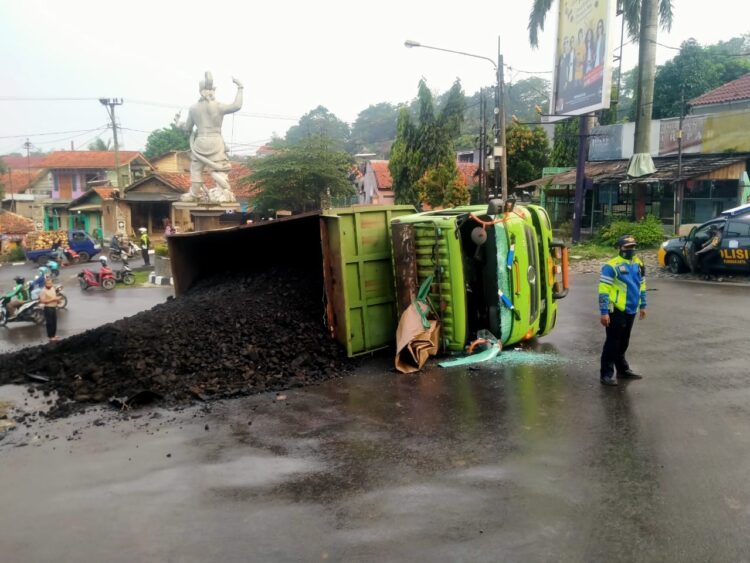 Inilah Yang Terjadi,Akibat Muatan Batu Bara Melebihi Kapasitas Seketika Terguling