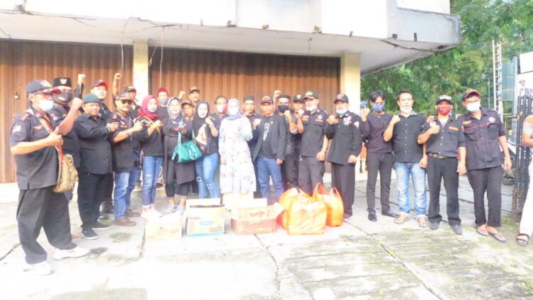 BPPKB DPAC Mengesahkan SK DPRT Cibodas Sari Sekaligus Membagian Takjil