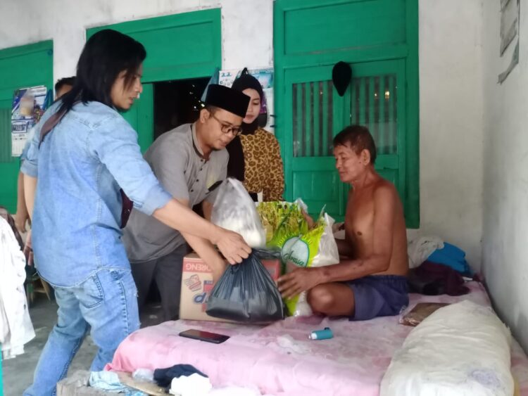 Lembaga KPK Nusantara Sumenep & Sekretaris LBH Peduli Hukum dan Ham Gelar bansos ke Kaum Dhuafa Penderita Asma Akut