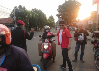 PAC PDIP Karawaci Bagikan Takjil di Simpang Pasar Baru Kota Tangerang