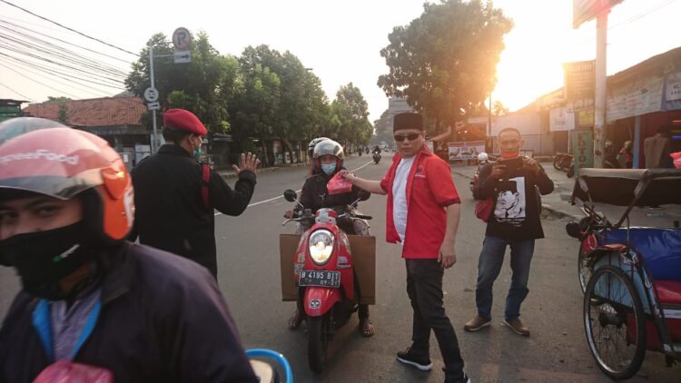 PAC PDIP Karawaci Bagikan Takjil di Simpang Pasar Baru Kota Tangerang