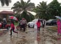 Polsek Pontianak Timur, Berbagi Takjil Untuk Pengendara Yang Melintas Serta Memberikan Himbauan