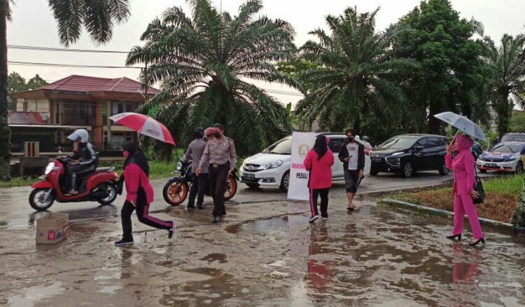 Polsek Pontianak Timur, Berbagi Takjil Untuk Pengendara Yang Melintas Serta Memberikan Himbauan