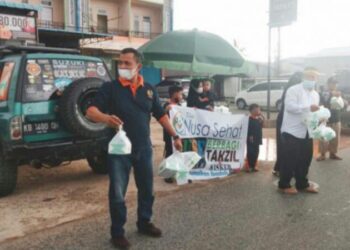 Momen Di Bulan Ramadhan “KLINIK NUSA SEHAT” Sungai Pinyuh Berbagi Takjil dan Masker