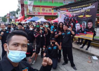 LSM Kompak Korcam Kota Bagi Bagi Takjil Kepada Penguna Jalan