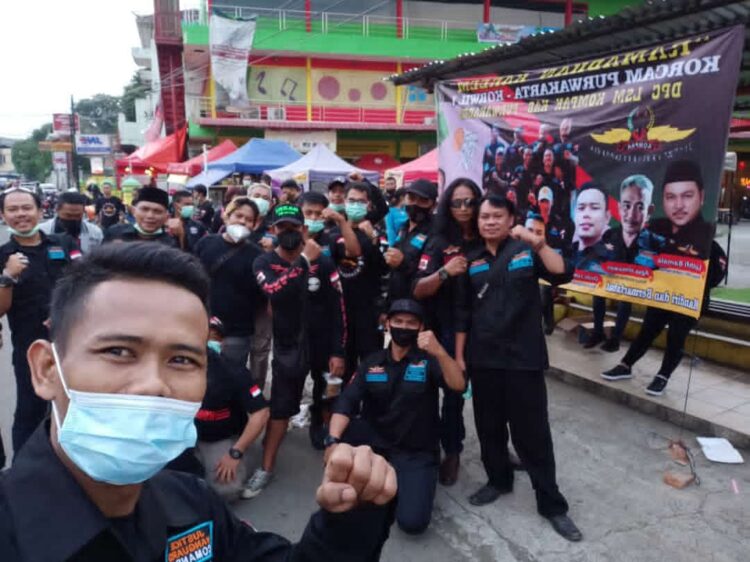 LSM Kompak Korcam Kota Bagi Bagi Takjil Kepada Penguna Jalan