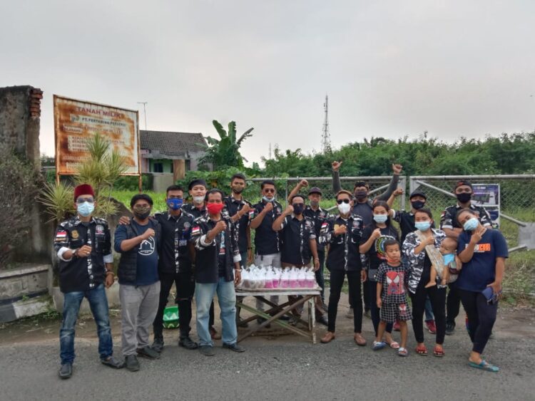 Barisan Patriot Sejati Indonesia (Banaspati) DPC Kabupaten Purwakarta Bagi-Bagi Takjil & Santunan Kepada Pemulung