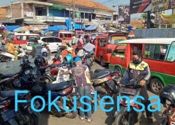 Jelang Hari Raya Idul Fitri 1442 Hijriyah Sebentar Lagi,Pasar Rebo Purwakarta Dipadati Para Pembeli Dan Pengunjung Macet