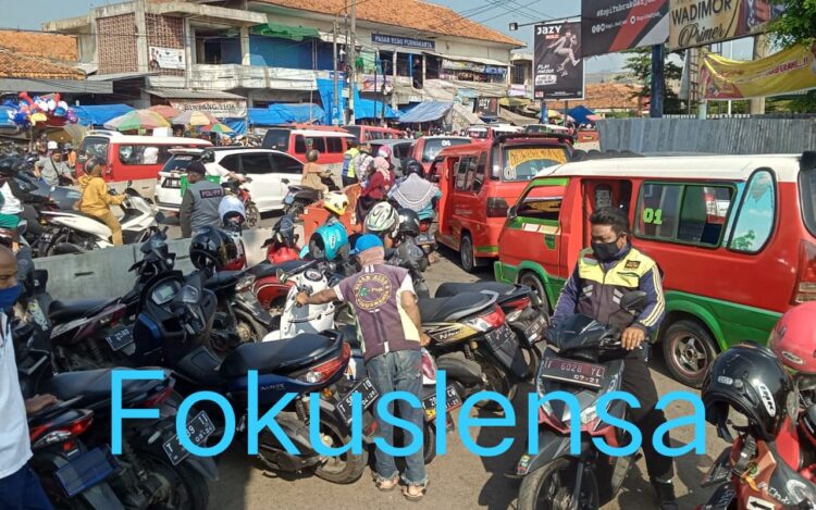 Jelang Hari Raya Idul Fitri 1442 Hijriyah Sebentar Lagi,Pasar Rebo Purwakarta Dipadati Para Pembeli Dan Pengunjung Macet