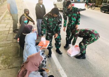 Berkah Ramadhan, Anggota Kodim 1417/Kendari Bagikan Takjil ke Kaum Duafa