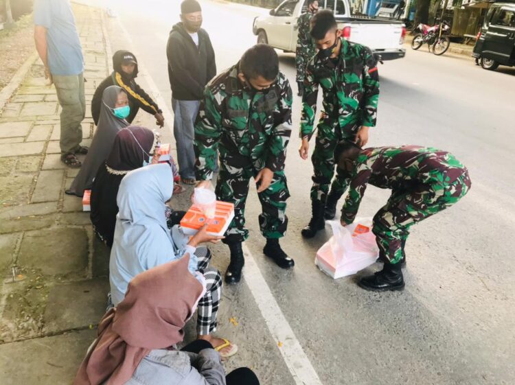 Berkah Ramadhan, Anggota Kodim 1417/Kendari Bagikan Takjil ke Kaum Duafa