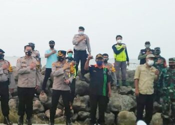 Jajaran Polsek Kronjo dan Tim Gabungan Siap Siaga di Pintu Masuk Pulau Cangkir