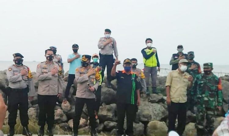 Jajaran Polsek Kronjo dan Tim Gabungan Siap Siaga di Pintu Masuk Pulau Cangkir