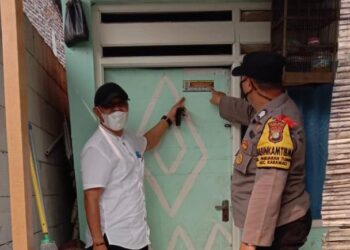Polsek Karawaci Lakukan Pasang Stiker Untuk Menghimbau Pemudik Lakukan Swab Antigen