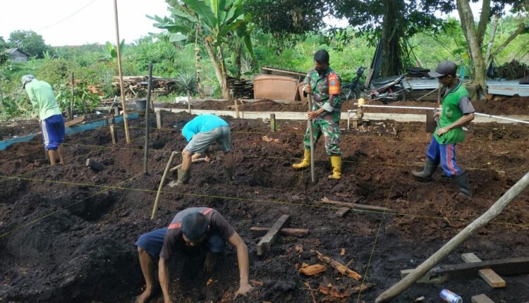 Wujudkan Rumah Layak Huni, Babinsa Rasau Jaya Umum Bersama Warga Bantu Bedah Rumah