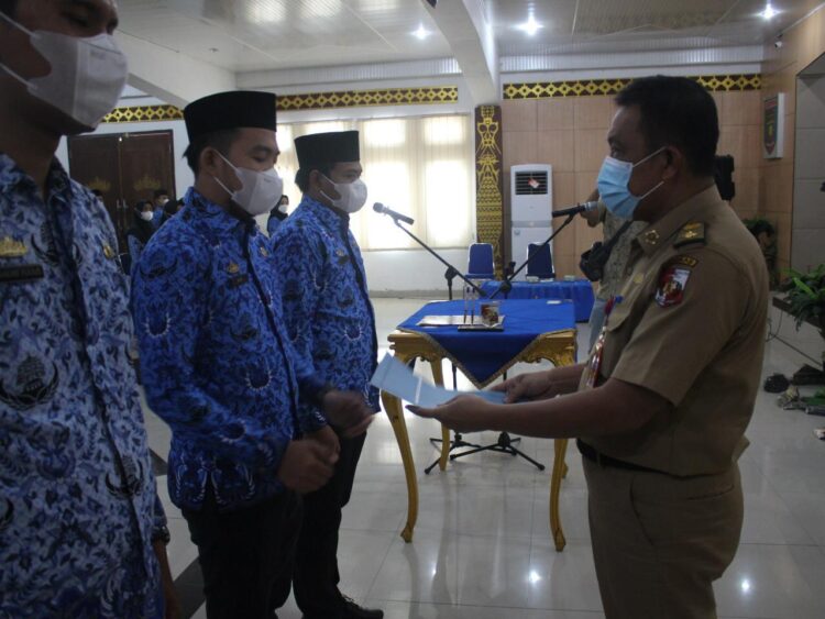 Asisten III:Pelantikan dan Pengambilan Sumpah 79 Pegawai Negri sipil (PNS) SK 100 Persen