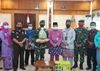 Pasi Ter Kodim 1201/Mph Dampingi Pemkab Serahkan Sarana Pertanian Kepada Satgas Mekanis 643/ Wanara Sakti