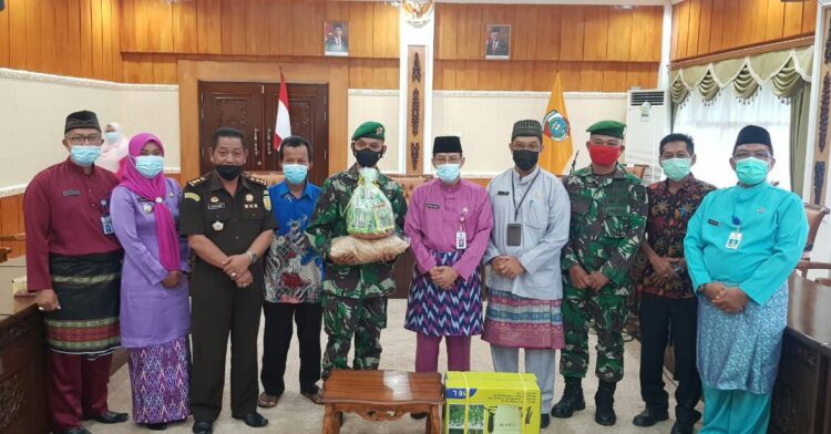 Pasi Ter Kodim 1201/Mph Dampingi Pemkab Serahkan Sarana Pertanian Kepada Satgas Mekanis 643/ Wanara Sakti