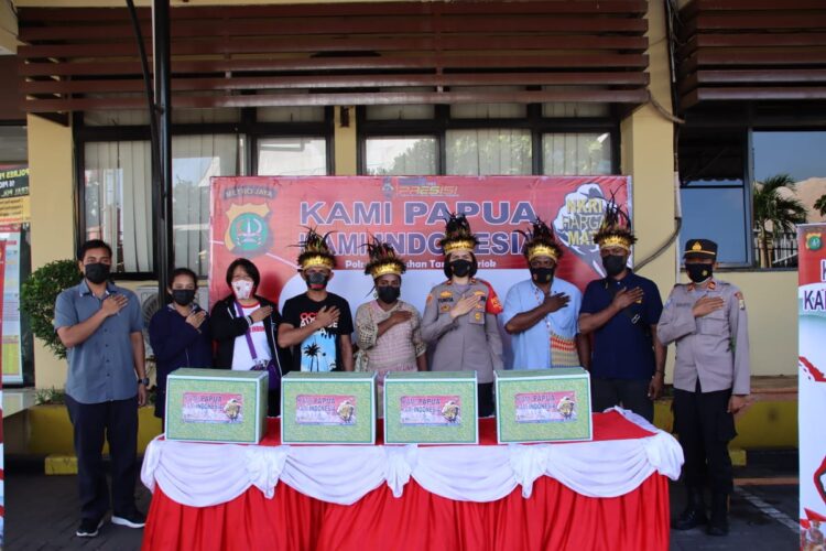 DI TANJUNG PRIOK, POLISI DAN ORANG PAPUA ‘BERPELUKAN