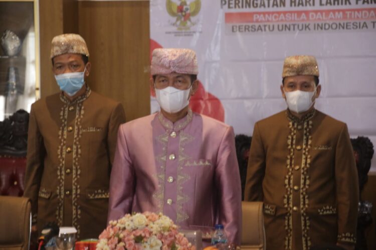 Presiden RI. Ir. Hi. Joko widodo, Bersama Bupati Lampura Hi. Budi Utomo, S.E., M.M., Mengikuti Peringatan Hari Lahir Pancasila Secara Virtual