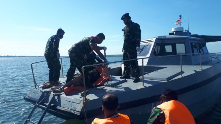Lanal Ketapang Laksanakan SAR Evakuasi Jenajah Di Alur Sungai Kendawangan