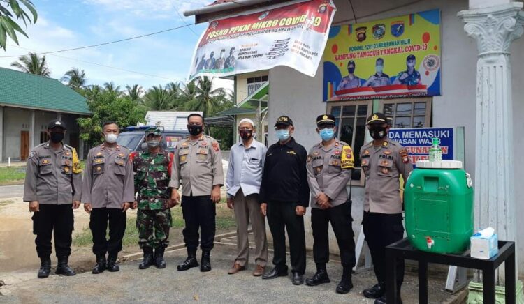 Danramil Mempawah Hilir Dampingi Tim Dir Binmas Polda Kalbar Kunjungi Posko PPKM Skala Mikro