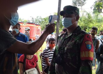 Babinsa Koramil Ngabang Jelaskan Pentingnya Cek Suhu Tubuh Saat Pandemi