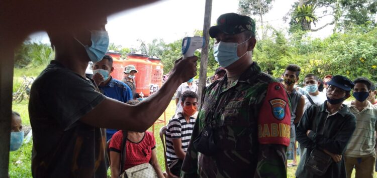 Babinsa Koramil Ngabang Jelaskan Pentingnya Cek Suhu Tubuh Saat Pandemi