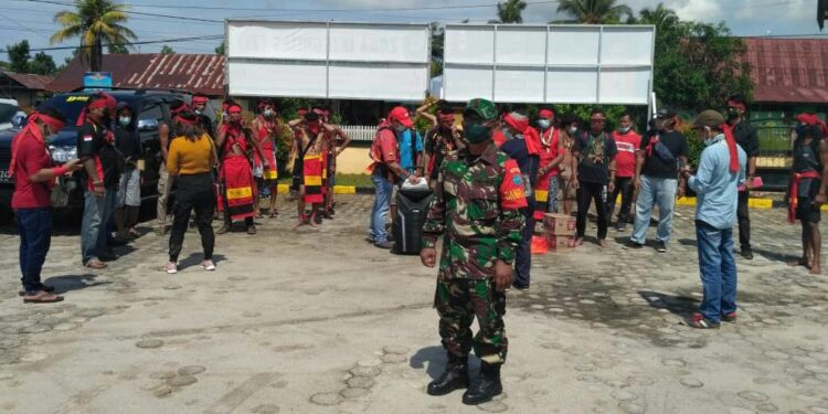 Danramil Mempawah Hilir Kawal Aksi Demo Masyarakat Kepayang Dipengadilan Negri Mempawah
