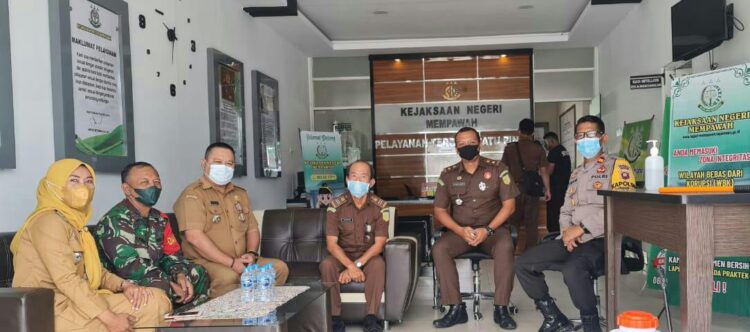 Bersama Muspika, Danramil Mempawah Hilir Laksanakan Koordinasi Lintas Instansi