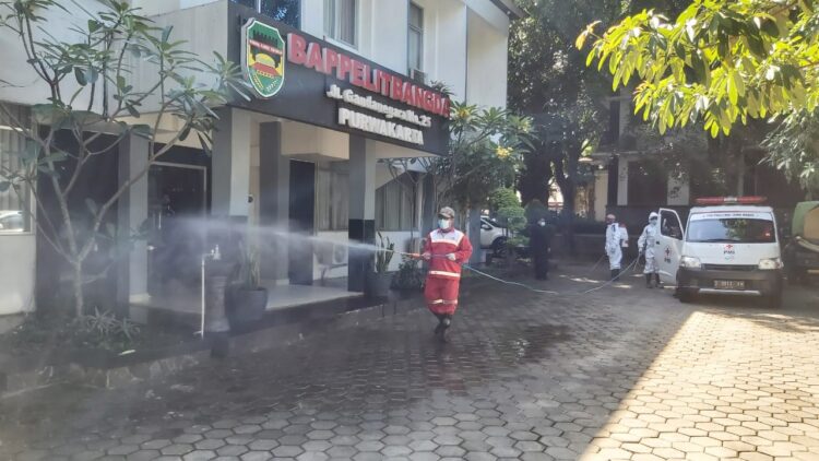 Sasar Simpul Keramaian, Gugus Tugas Covid-19 Purwakarta Massif Lakukan Disinfeksi
