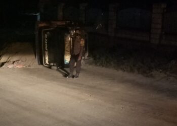 Bermuatan Berlebih, Truk Pengangkut Pasir Di Kecamatan Cimarga Terbalik