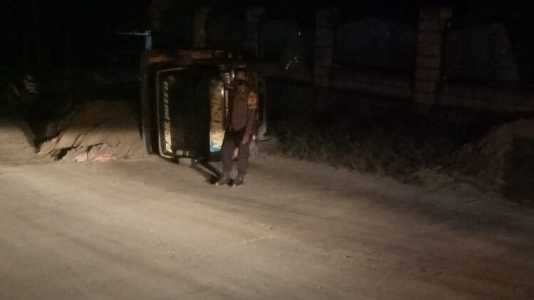 Bermuatan Berlebih, Truk Pengangkut Pasir Di Kecamatan Cimarga Terbalik